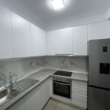 Modern Apartment In Central Вльора Екстер'єр фото
