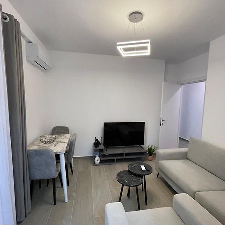 Modern Apartment In Central Вльора Екстер'єр фото