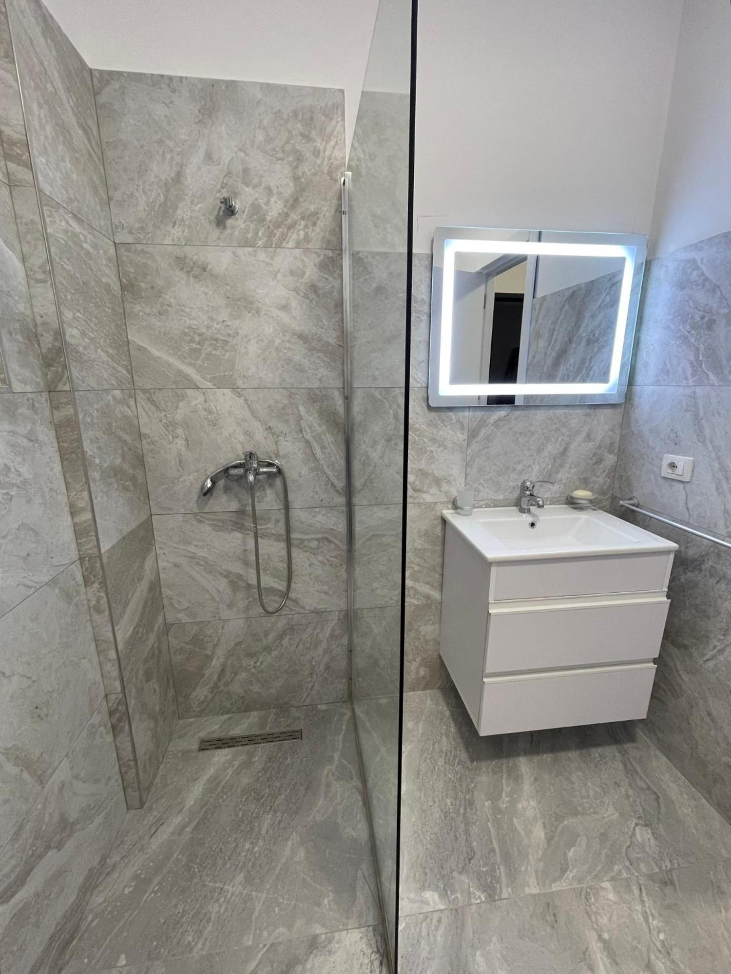 Modern Apartment In Central Вльора Екстер'єр фото