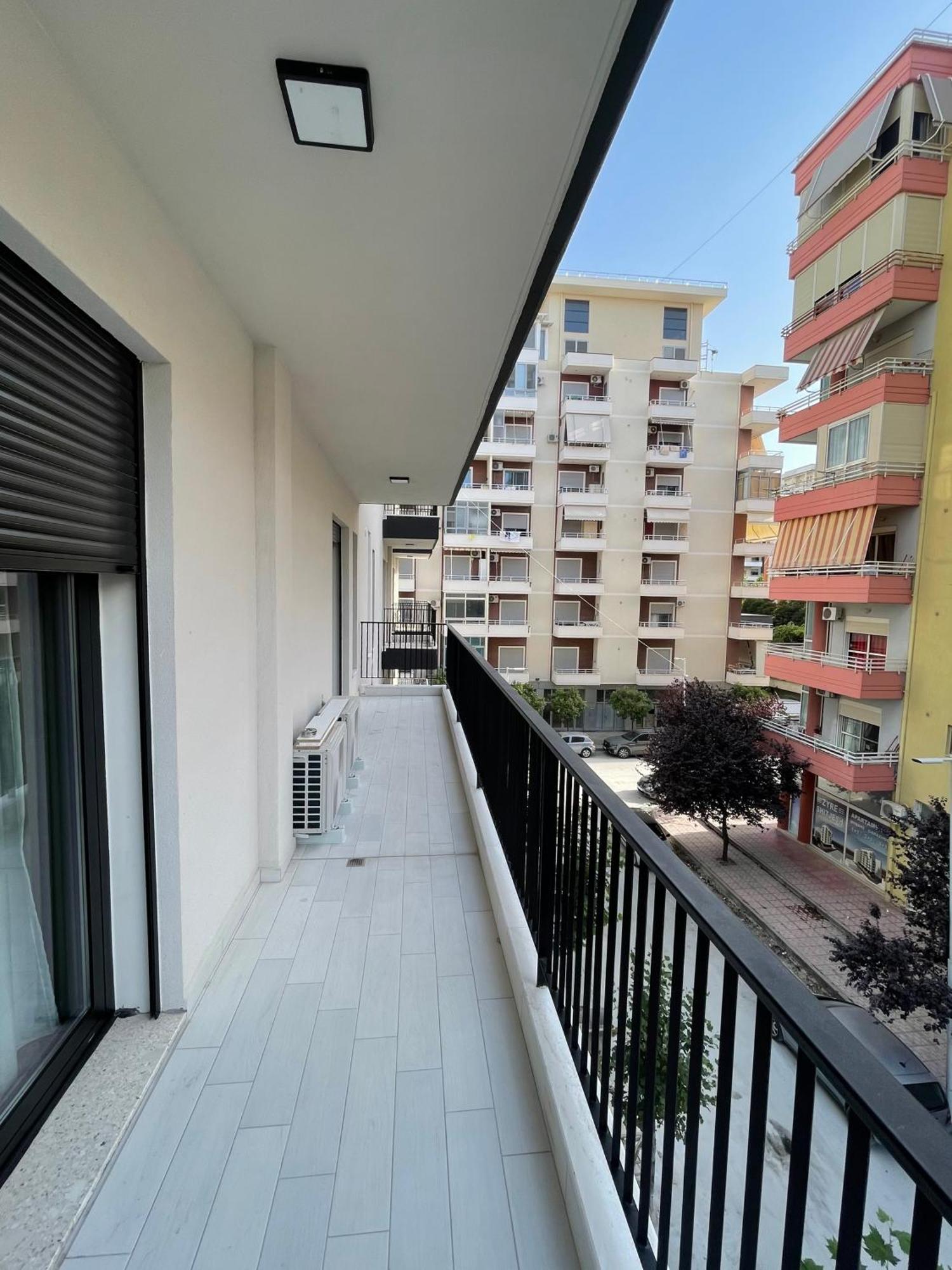 Modern Apartment In Central Вльора Екстер'єр фото