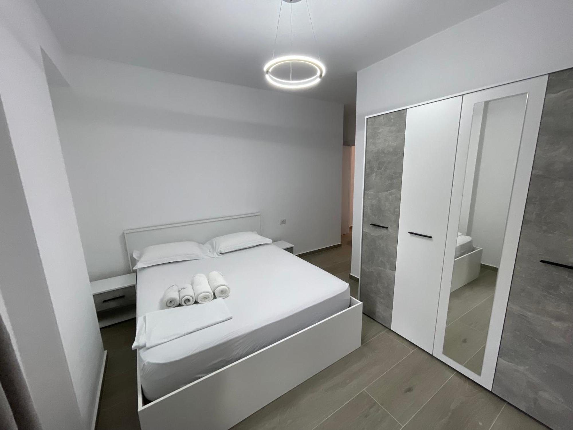 Modern Apartment In Central Вльора Екстер'єр фото