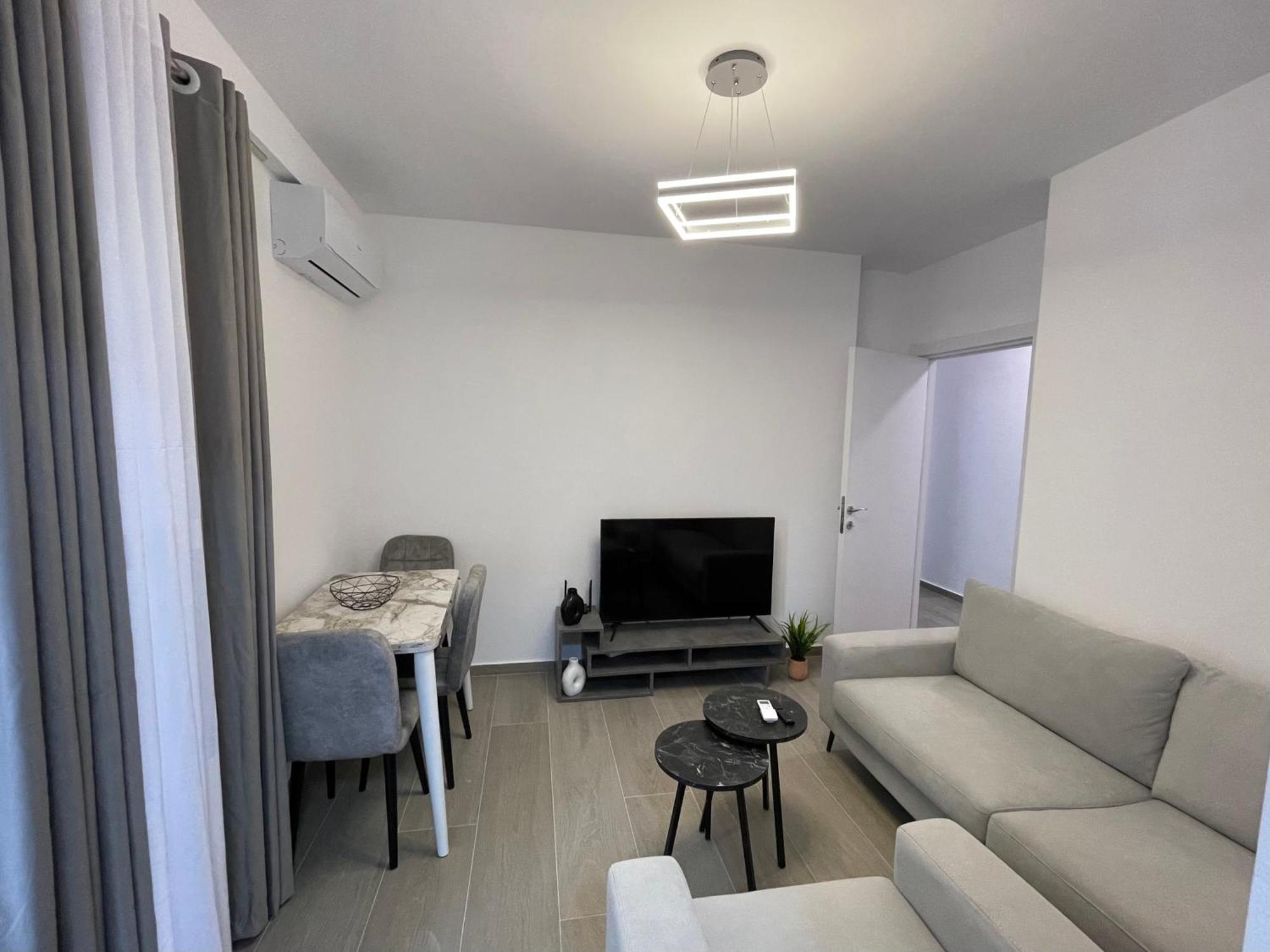 Modern Apartment In Central Вльора Екстер'єр фото