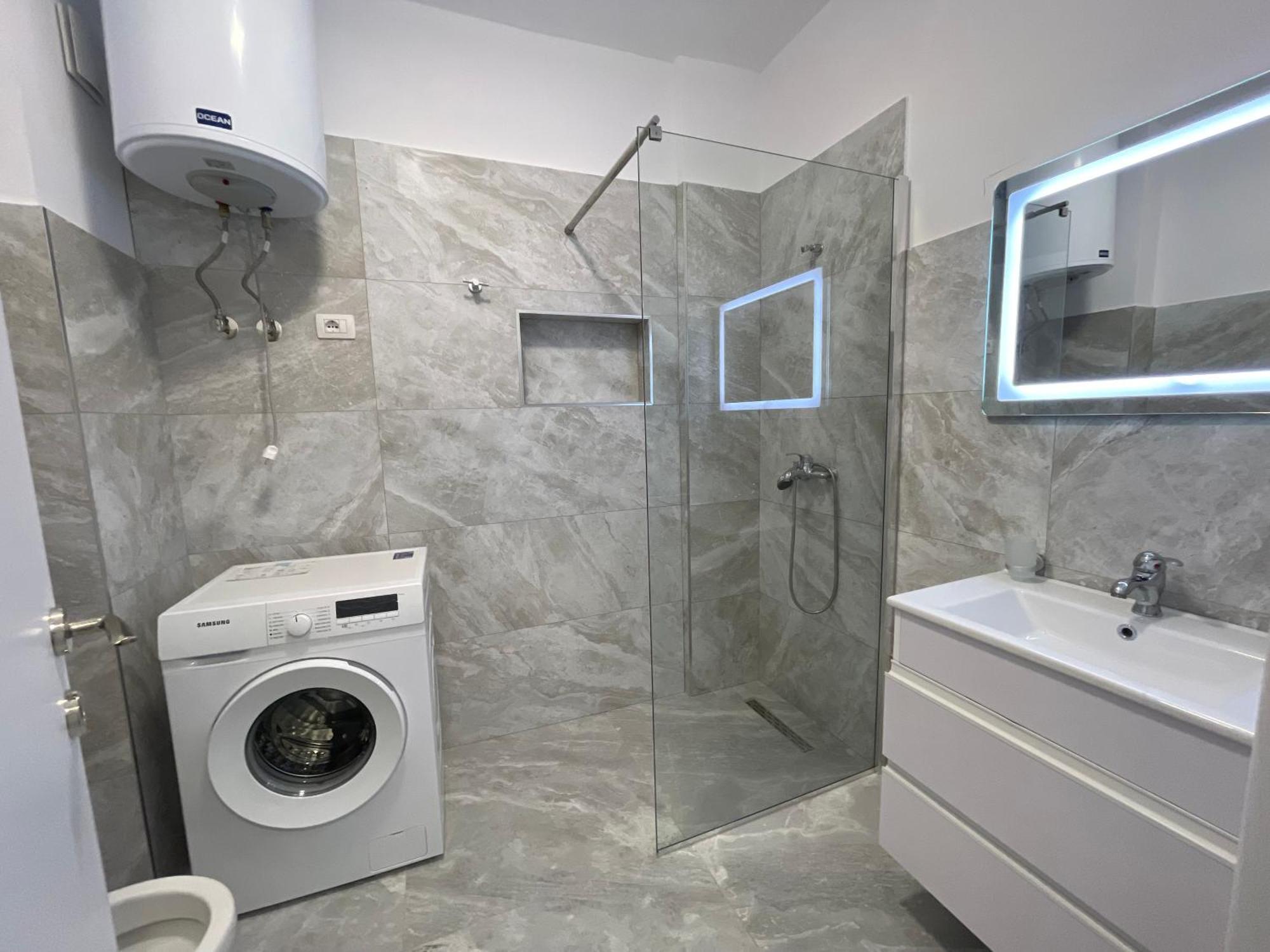 Modern Apartment In Central Вльора Екстер'єр фото